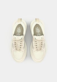 Beige Vans tennarit, joissa on verkko- ja nahkapinta, pyöreä kärki ja tekstiilikengännauhat. Varustettu pehmustetulla pohjalla ja takanostokielekkeellä helppoa pukemista varten.