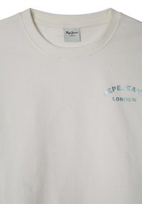 Felpa bianca in cotone con colletto a coste. Presenta la scritta "PEPE JEANS LONDON" in testo azzurro brillante sulla parte anteriore.