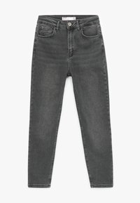 Jeans de mezclilla gris con un ajuste slim, cintura alta, cinco bolsillos y cierre de botón. Presenta un suave desgaste sutil y una textura lisa.