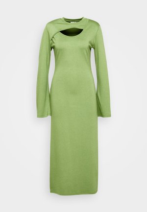 Pika-sleeve kleit helesinisest puuvillasegust, kus on paatkrae lõike-detail ja keha lähedane siluett.