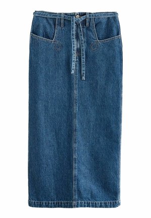 Denim-Midirock in klassischem Blau, mit hoher Taille, vorderen Taschen, einem Bindegürtel und geradem Schnitt mit subtilen Texturvariationen.
