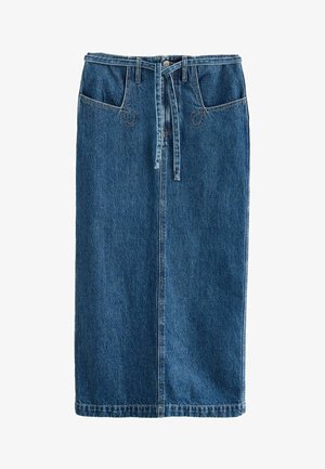 Denim midi nederdel i klassisk blå farve, med høj talje, foran lommer, et bælte med sløjfe og en lige skæring med subtile teksturvariationer.
