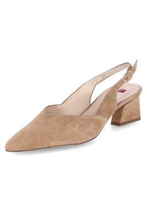 Chaussure à bride arrière beige en daim avec bout pointu, talon bloc et bride réglable avec boucle.