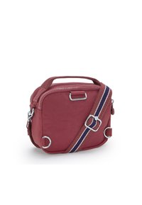 Borsa a tracolla di tessuto rosso con chiusura a zip, tracolla regolabile a righe e dettagli in metallo argenteo. Forma quadrata con manico superiore.