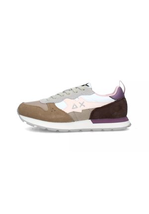 Sneakers con un mix di materiali: suede beige e marrone, dettagli in lavanda, pannelli bianchi e rosa, con una suola in gomma testurizzata.
