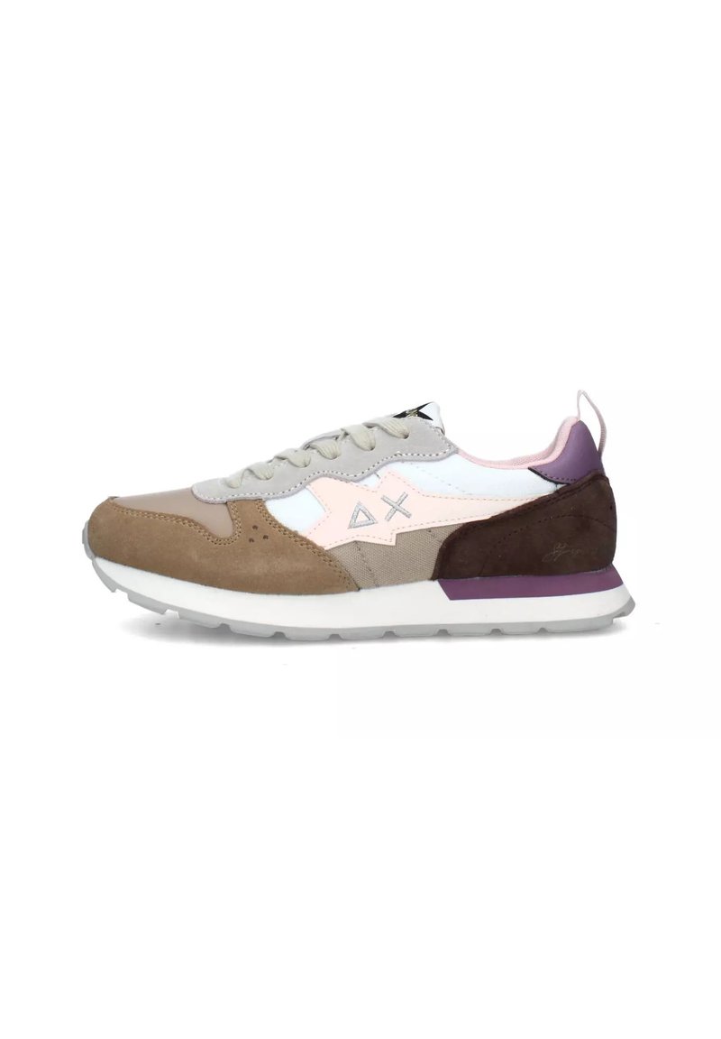 Sneakers con un mix di materiali: suede beige e marrone, dettagli in lavanda, pannelli bianchi e rosa, con una suola in gomma testurizzata.