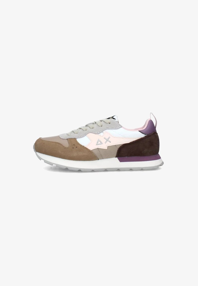 Sneakers con un mix di materiali: suede beige e marrone, dettagli in lavanda, pannelli bianchi e rosa, con una suola in gomma testurizzata.