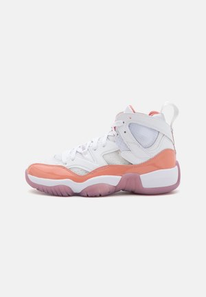 Witte en roze hoge sneaker met mesh panelen, veters aan de voorkant, treklipje bij de hiel en dikke witte zool met doorschijnende roze buitenzool.