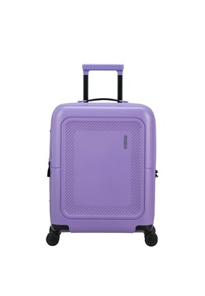 Valigia rigida viola con superficie texturizzata, manico estraibile e quattro ruote nere. Presenta linee diagonali sulla parte anteriore.