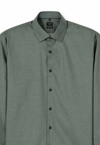 Grünes Hemd aus glattem Stoff mit klassischem Kragen, schwarzen Knöpfen und einem dezenten Strukturmuster.