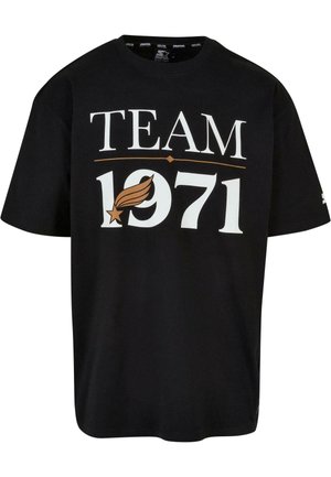 Schwarzes Baumwoll-T-Shirt mit einem großen weißen und goldenen "TEAM 1971" Grafikdesign mit einem Stern und Flügeln. Kurze Ärmel und ein lässiger Schnitt.