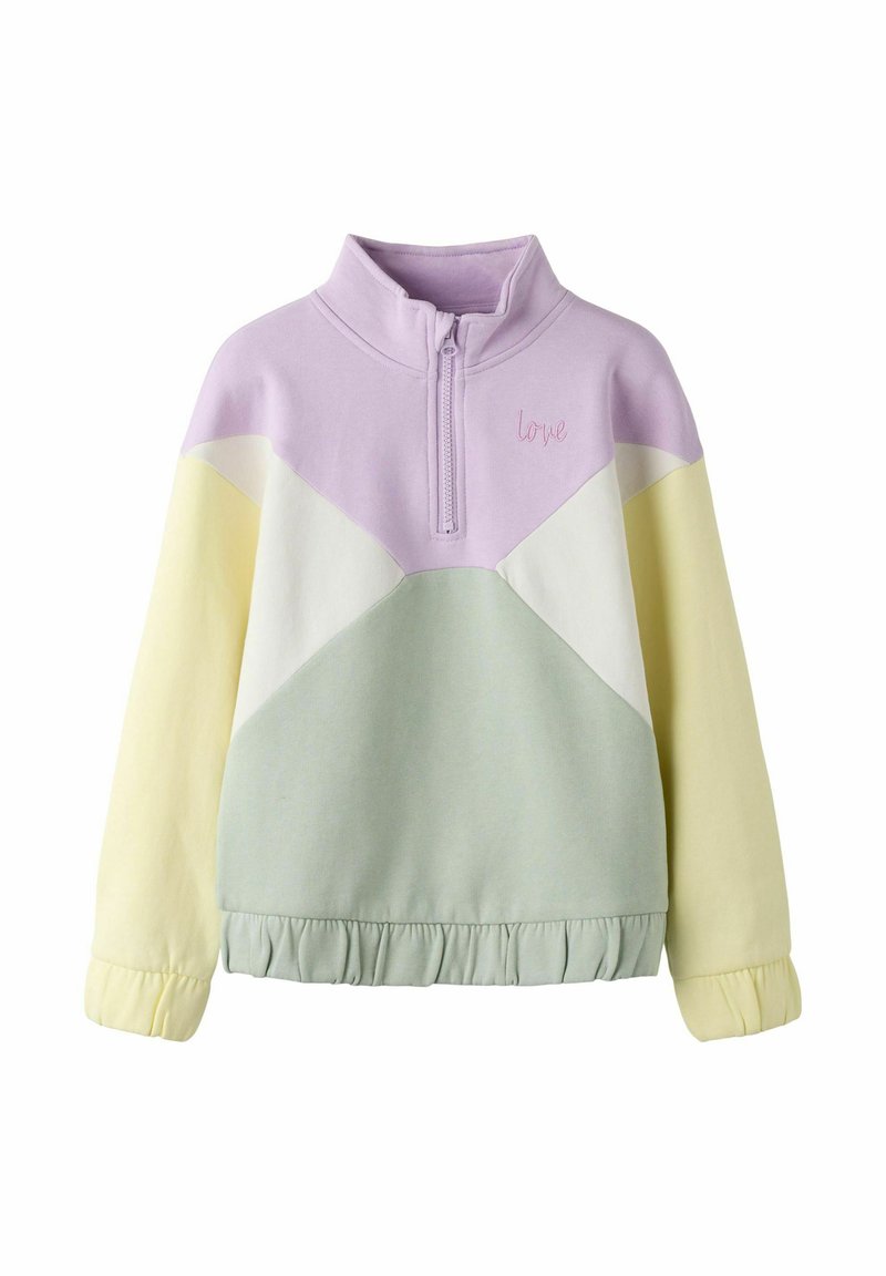 Bērnu pasteļtoņa džemperis ar rāvējslēdzēja apkakli, krāsots blokos lavandas, krēmkrāsas, piparmētras zaļā un dzeltenā krāsā, ar uzšūtu vārdu “love” uz krūtīm.