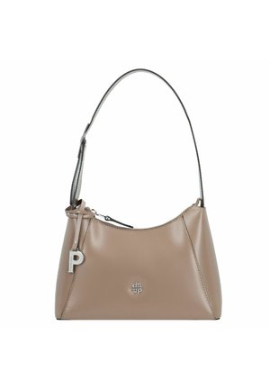 Sac à main en cuir beige avec une silhouette courbée, une courte bandoulière, des ferrures argentées et un détail de logo à l'avant. Fermeture éclair sur le dessus.