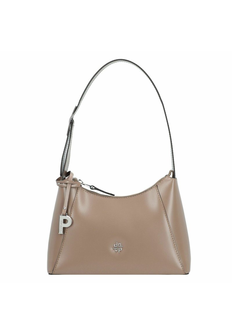 Sac à main en cuir beige avec une silhouette courbée, une courte bandoulière, des ferrures argentées et un détail de logo à l'avant. Fermeture éclair sur le dessus.