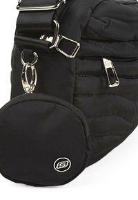 Bolso de hombro negro acolchado con herrajes plateados, que incluye un bolso redondo desmontable con un logo. Fabricado con un tejido suave y duradero.
