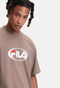 Fila Camiseta estampada - deep taupe