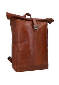 Brun läder rulltoppsryggsäck med framfäste för spänne, handtag på toppen och sidofickor, visad mot en vit bakgrund.