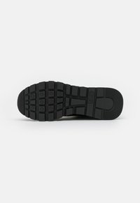 Suola di scarpa nera in gomma con un design di battistrada testurizzato e contrastante che presenta quadrati e scanalature per la trazione. Taglia 37 contrassegnata sul lato.