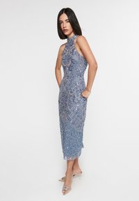 BEAUUT EMBELLISHED SEQUINS MIDI - Koktejlové šaty / šaty na párty - powder blue