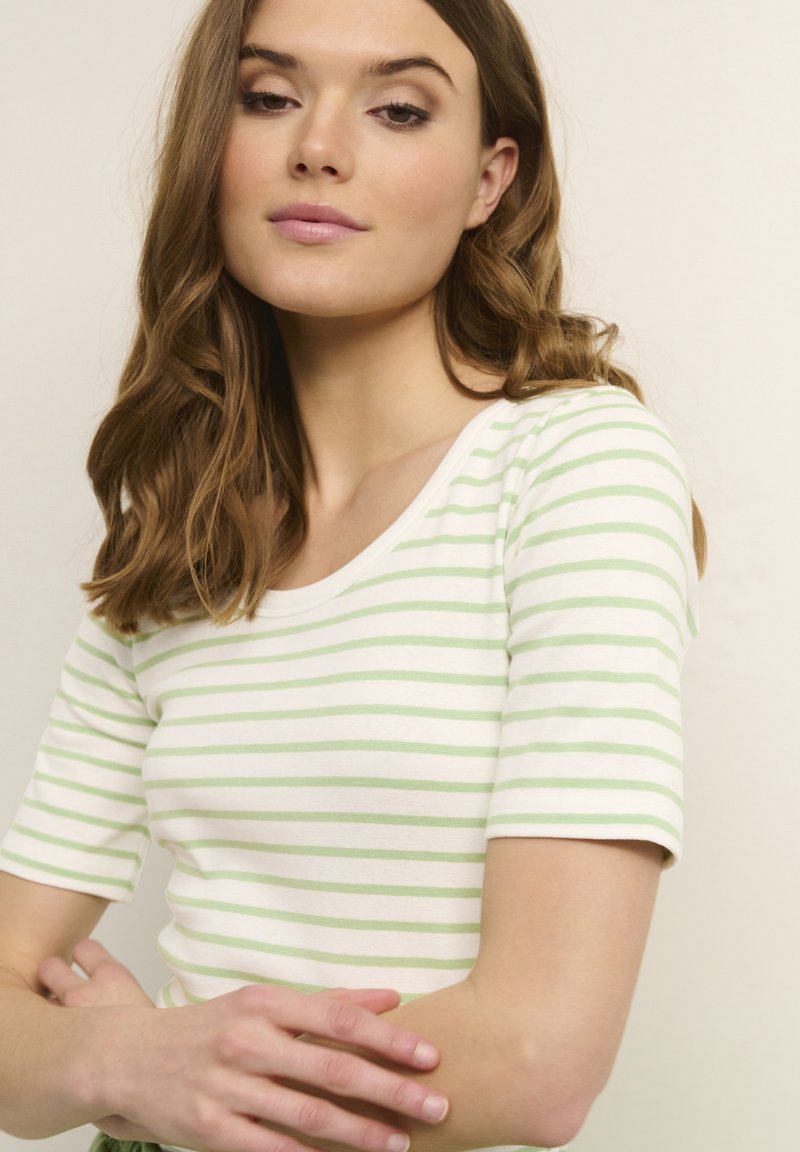 Damen T-Shirts | Kaffe KAMANIQUE T-Shirt print chalk fair green stripe/grün - XZ28552 Damen T-Shirts | Kaffe KAMANIQUE T-Shirt print chalk fair green stripe/grün - XZ28552