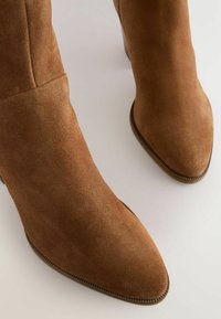 Next Kotníkové boty - tan brown suede