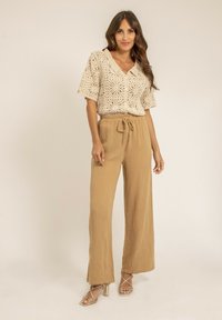Dona x Lisa EBERTINE - Pantalon classique - beige