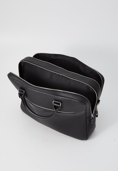 Attaché en cuir noir avec deux zips et deux poignées, présentant une surface texturée et un intérieur spacieux et vide.
