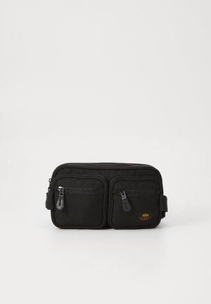 Bolsa de cinturón negra hecha de un tejido duradero. Cuenta con dos bolsillos delanteros con cremallera, un compartimento principal y una correa lateral ajustable.