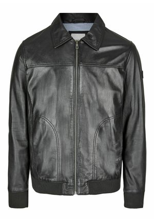 Giacca in pelle nera con zip frontale, colletto a punta e polsini a costine. Presenta due tasche laterali e una texture liscia.