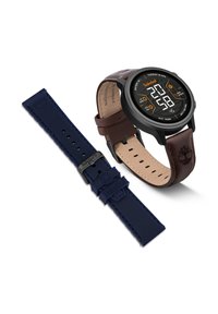 Digitale klok met een ronde zwarte kast, bruine leren band en verwisselbare blauwe siliconen band. Het display toont de tijd en datum met pictogrammen.