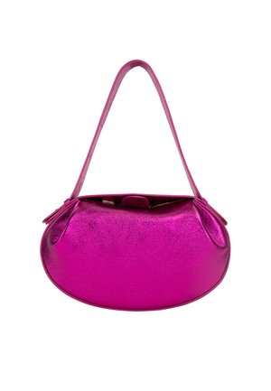 Metallic pink taske med en rund form, glat tekstur og en enkelt skulderrem med små sløjfedetaljer på hver side.