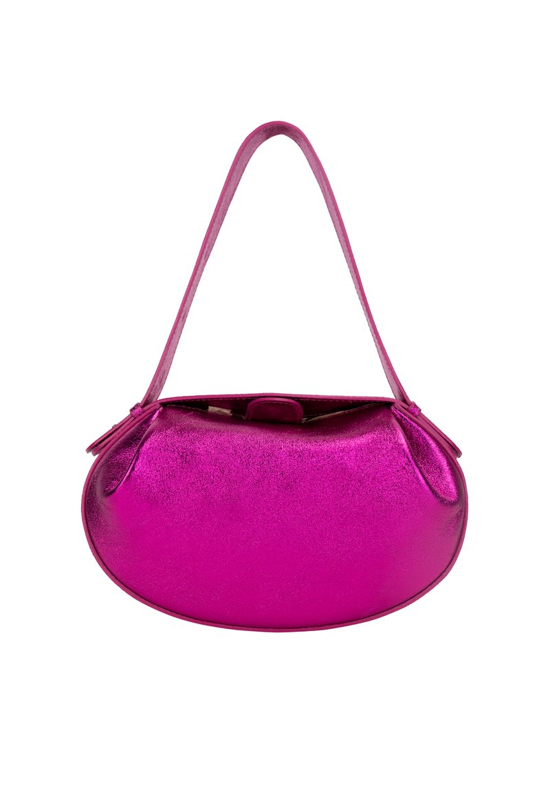 Metallic pink taske med en rund form, glat tekstur og en enkelt skulderrem med små sløjfedetaljer på hver side.