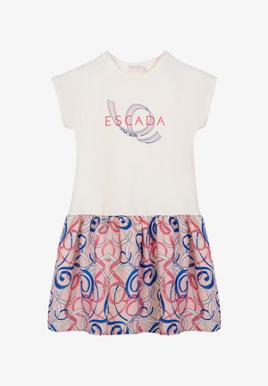 Vestito bianco a maniche corte con testo rosso "ESCADA" e design a nastro sulla parte superiore, e gonna con motivo astratto rosa, blu e rosso.