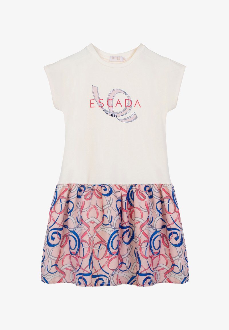 Vestito bianco a maniche corte con testo rosso "ESCADA" e design a nastro sulla parte superiore, e gonna con motivo astratto rosa, blu e rosso.