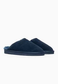 Marina mockasiner i mocka med en mjuk, plyschig insida, rund tå och en låg, flexibel sula för komfort. Minimalistisk design utan synlig hårdvara.