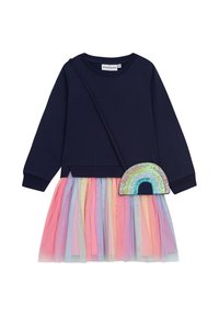 Navyfarbenes Langarm-Top-Kleid mit einem mehrfarbigen pastellfarbenen Tüllrock und einer mit Pailletten verzierten Regenbogen-Umhängetasche auf weißem Hintergrund.