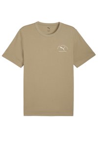 Beżowy T-shirt z krótkim rękawem, wykonany z bawełny, z okrągłym dekoltem, z białym logo Puma i napisem po lewej stronie klatki piersiowej.