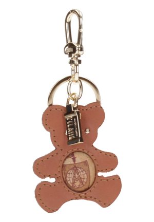 Porte-clé en forme d'ours en peluche en cuir marron avec un centre en tissu arborant un logo, quincaillerie dorée, et un crochet à pression pour l'attache.