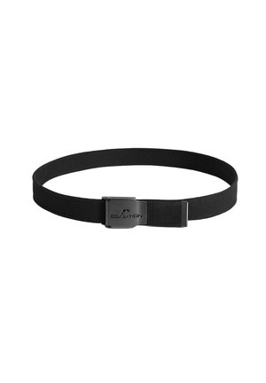 Czarny materiałowy pasek z czarną metalową klamrą, na której wygrawerowano słowo „COALITION” na białym tle.