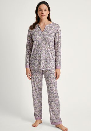 Paarse en crèmekleurige pyjama set met patroon, met lange mouwen en broeken, featuring een V-hals, contrasterende manchetten en een zachte textuur.