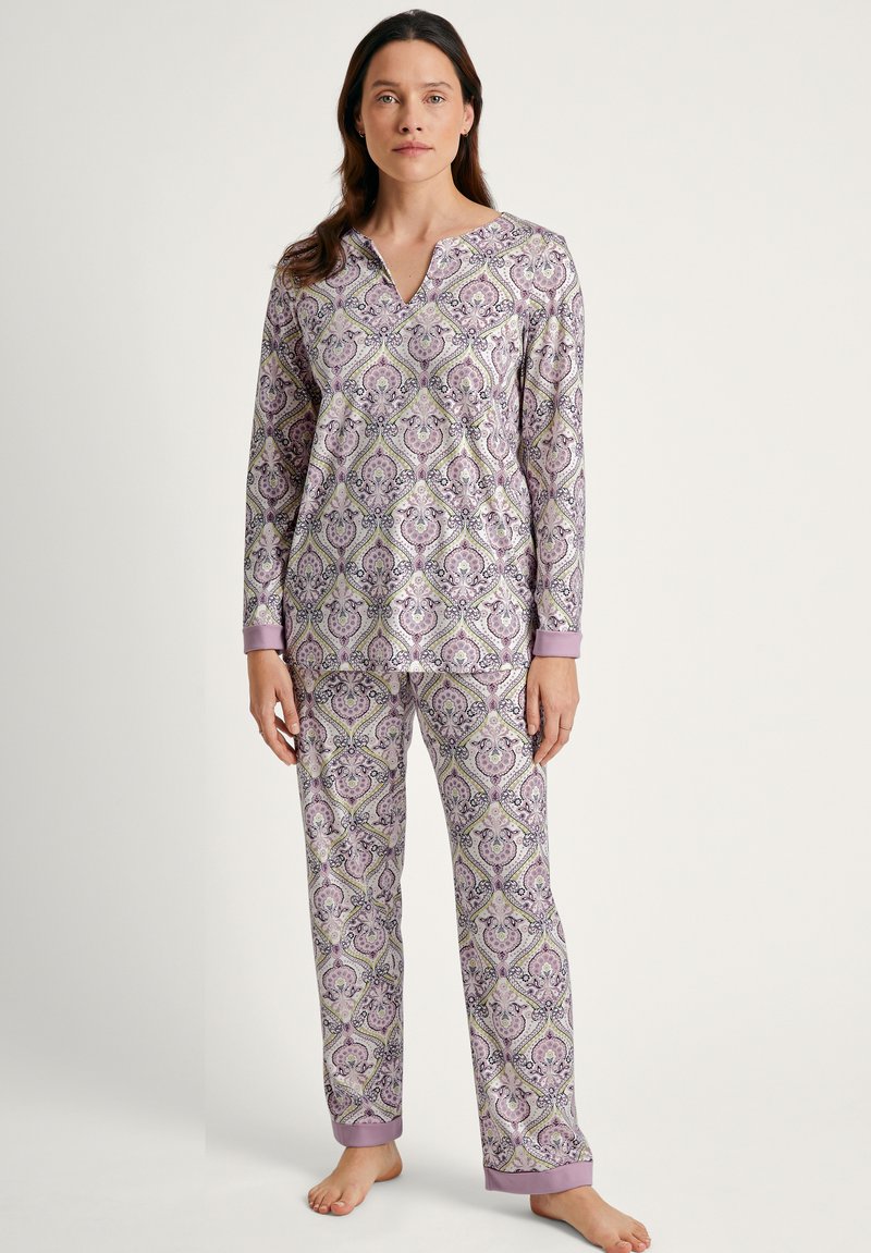 Paarse en crèmekleurige pyjama set met patroon, met lange mouwen en broeken, featuring een V-hals, contrasterende manchetten en een zachte textuur.