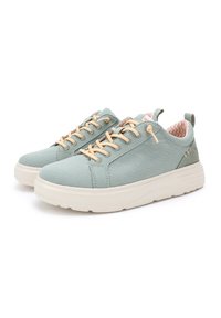 Baskets en toile vert clair avec des lacets beiges et une épaisse semelle blanche. Présentent une doublure intérieure à motifs et un accent texturé au niveau du talon.