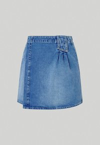 Gonna in denim di colore azzurro. Presenta un design a pieghe e una vita larga con una chiusura a bottone singolo. L'orlo è leggermente arrotondato.