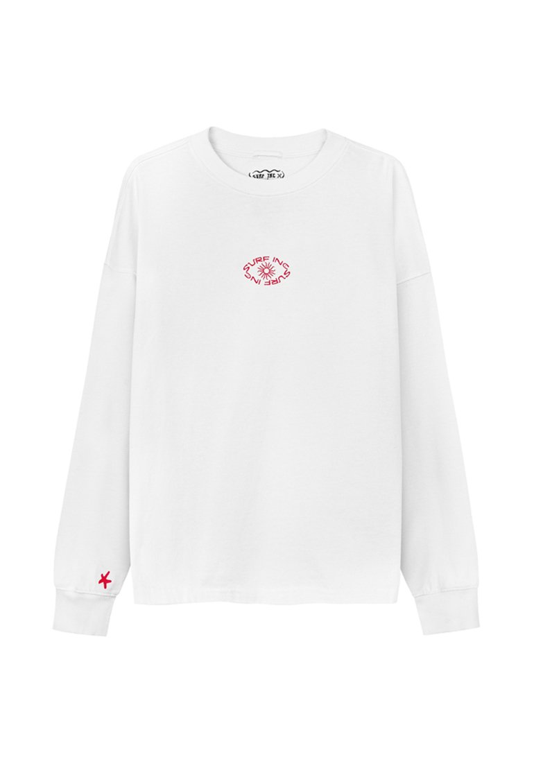 Biała, długirękawowa koszulka z bawełny z czerwonym haftowanym logo z motywem słońca oraz małą czerwoną gwiazdką na jednym z rękawów.