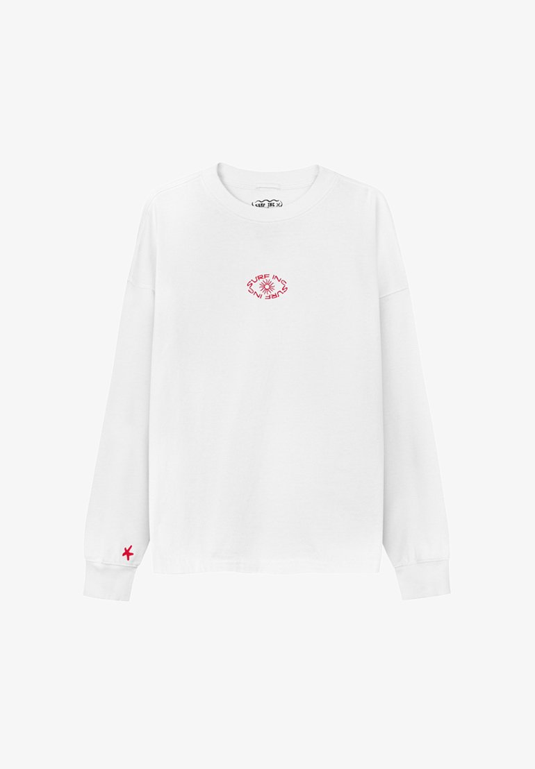 Biała, długirękawowa koszulka z bawełny z czerwonym haftowanym logo z motywem słońca oraz małą czerwoną gwiazdką na jednym z rękawów.