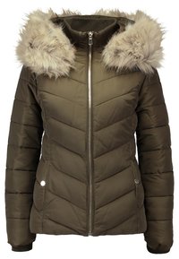 Chaqueta acolchada verde oliva con cremallera frontal, costuras en forma de chevrón y capucha de piel sintética. Los puños y el dobladillo tienen una textura acanalada para mayor calidez.