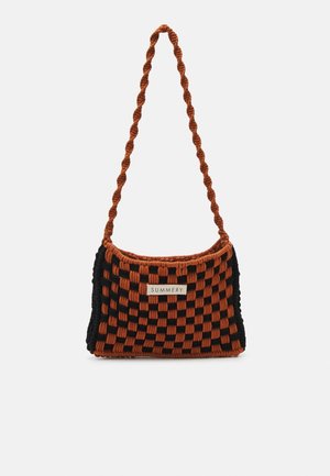 Brązowo-czarna pleciona torba na ramię z poskręcanym paskiem i prostokątną metalową metką z napisem "SUMMERY" na środku frontu.