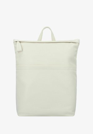 Sac à dos en matériau synthétique blanc avec une texture lisse. Il dispose d'une poignée supérieure et d'une poche zippée à l'avant. Design minimaliste, sans accents visibles.