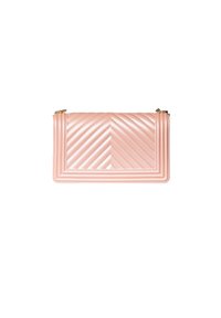 Borsa a tracolla trapuntata rosa con righe diagonali, forma rettangolare, hardware dorato e texture in finta pelle liscia. Chiusura con zip nella parte superiore.