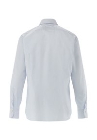 Camicia a righe blu chiaro con maniche lunghe, colletto a punta e polsini abbottonati. Il tessuto presenta sottili righe verticali.